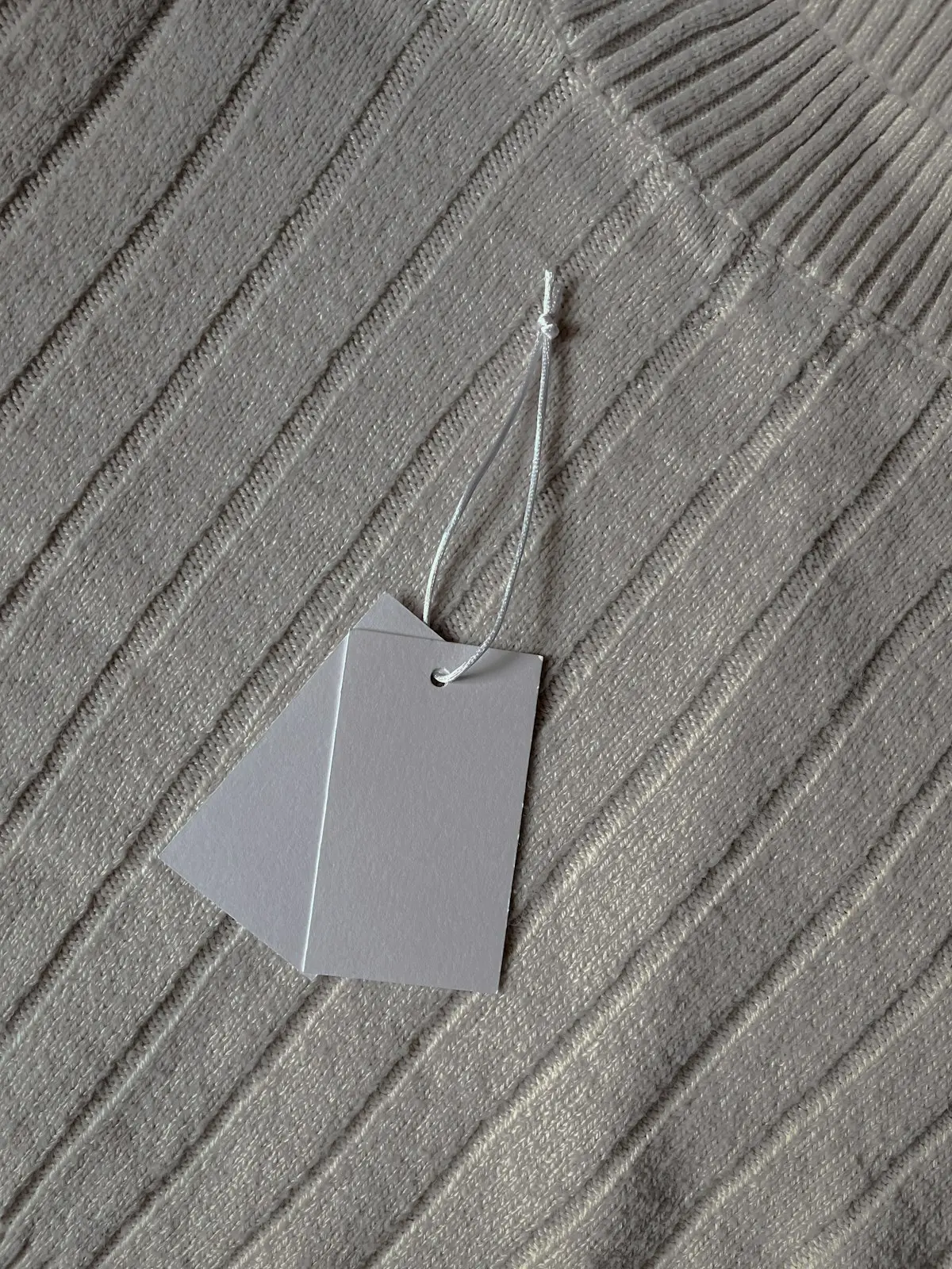 Double hang tags on ribbed knitwear